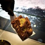 Flor chocolate con anacardo y pistacho rallado