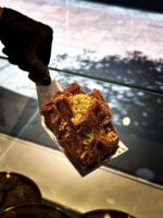 Flor chocolate con anacardo y pistacho rallado