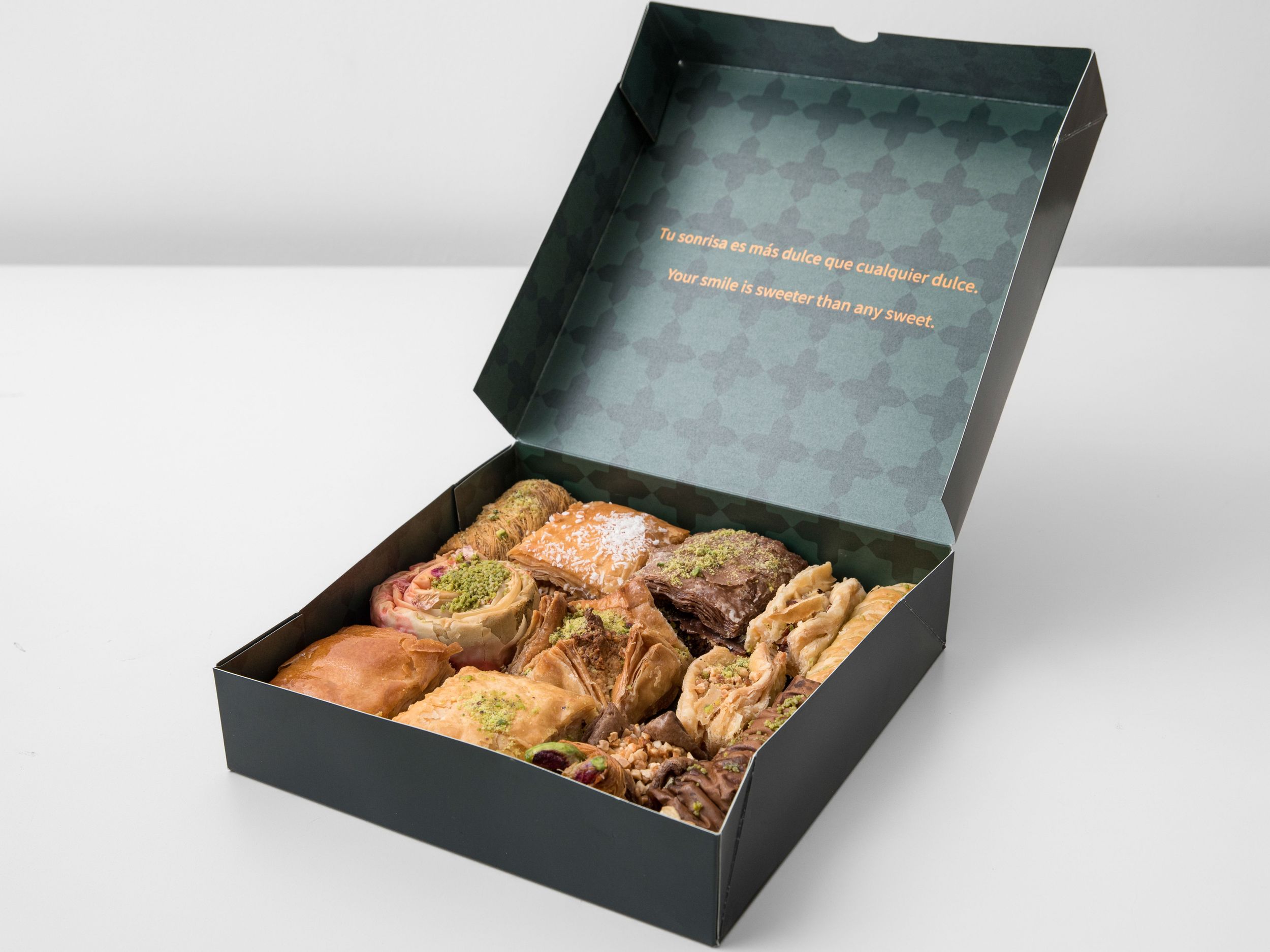 Caja_Baklava_Surtidos_800gr_1kg Caja Baklava Grande - Imagen 1