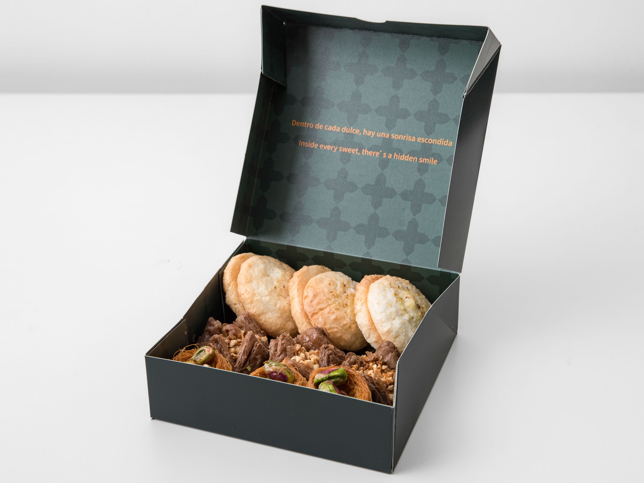 Caja_Mixto_Baklava_Nido_Flor_De_Chocolate_Coco_Iraní Mixto baklava nido , flor chocolate, coco - Imagen 1