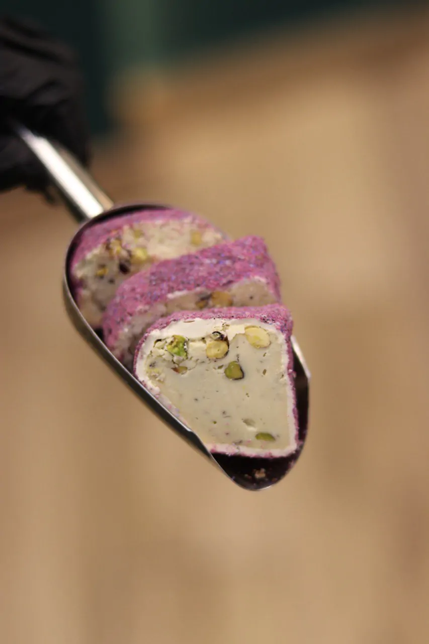 dulce de leche y crema pistacho y flor de violeta - Imagen 1